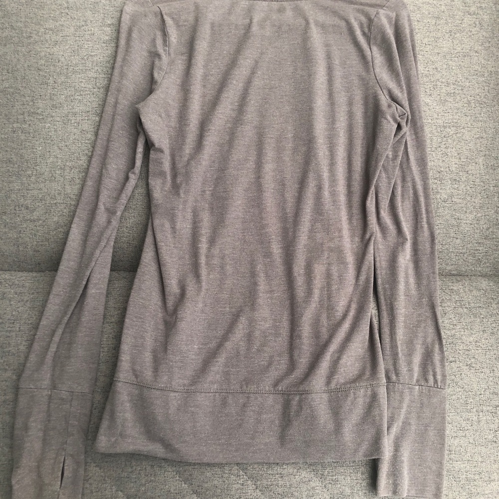 Women’s athletic long-sleeved shirt w/ thumb holes